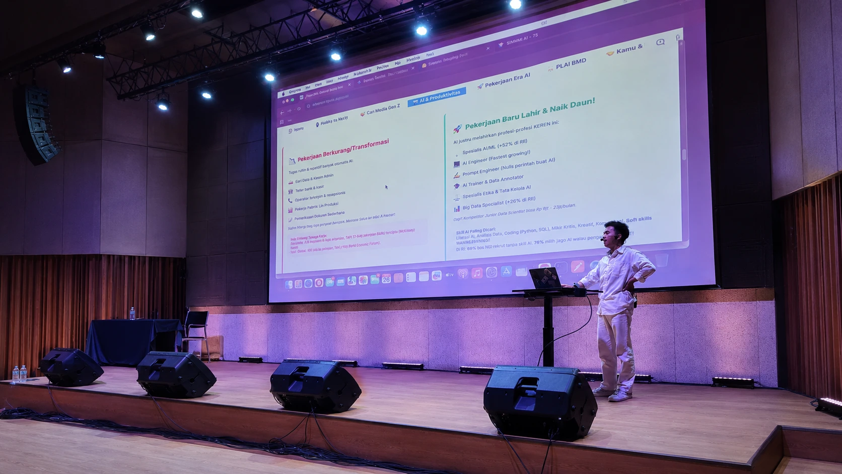 Irfan Akbar berbicara di podium komunitas GrowWithAI.id