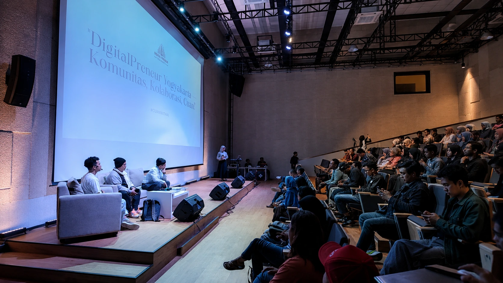 Presentasi kelas AI GrowWithAI.id di depan audiens